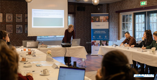 Zaal met deelnemers aan een training