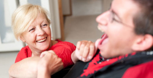 begeleider en client lachen samen