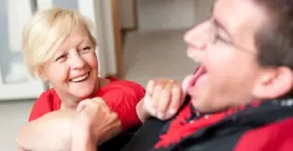 begeleider en client lachen samen
