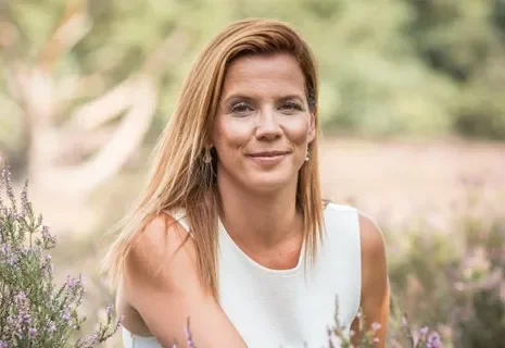 Foto van docent in heide landschap